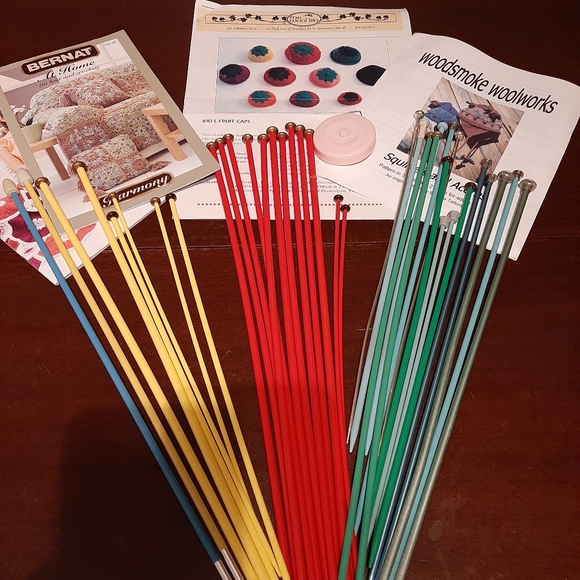 Mystery box - Vintage coloured knitting needles -  some  1930's - 1950's - Picture 2 of 2